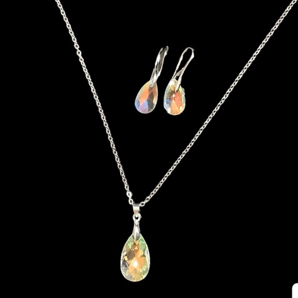 Multifaceted sparkling water drop  crystal necklace and earring set. NWT - Picture 5 of 7